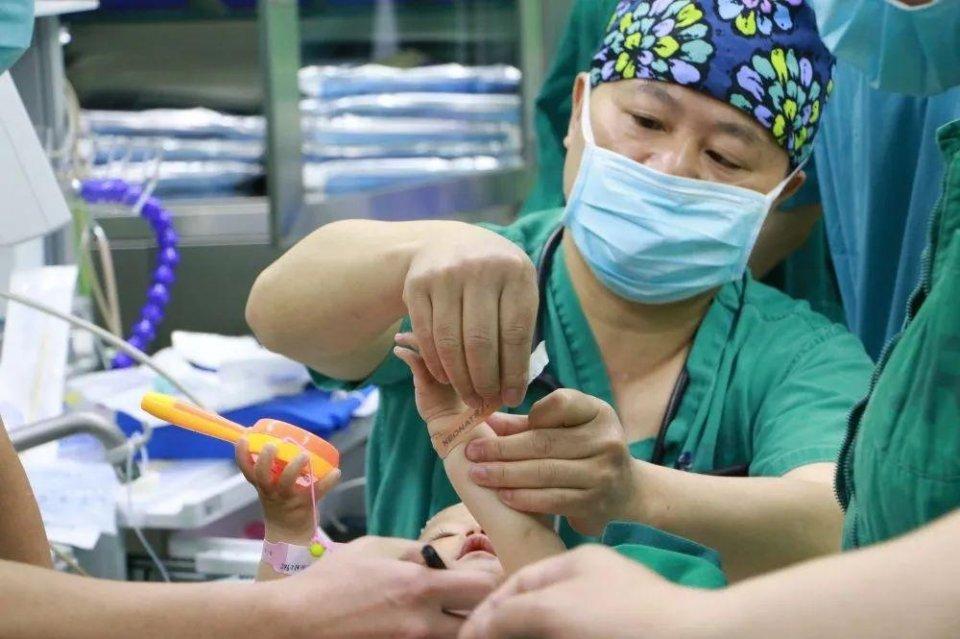 塔什库尔干塔吉克妇婴监护型护送