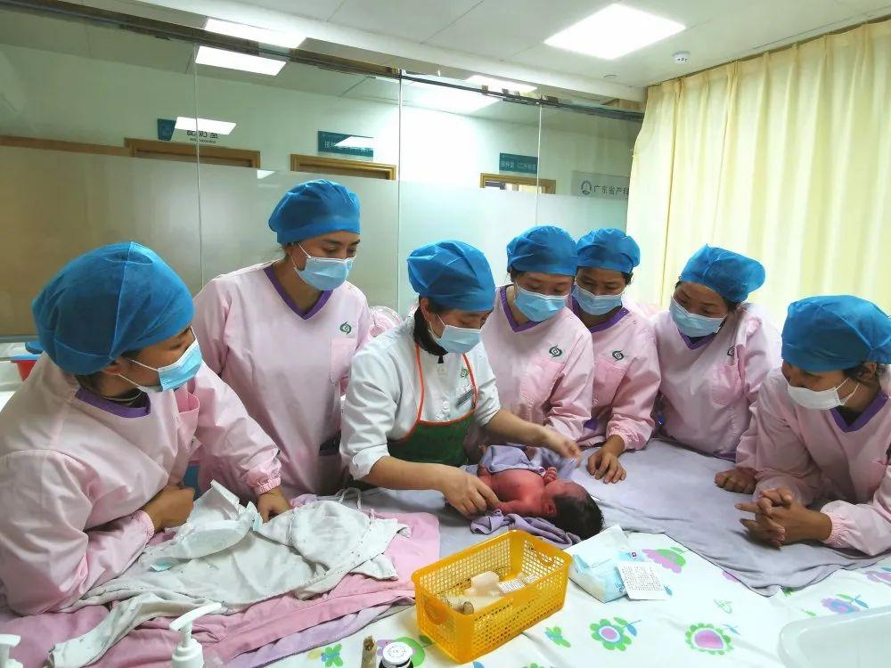 塔什库尔干塔吉克妇婴监护型护送